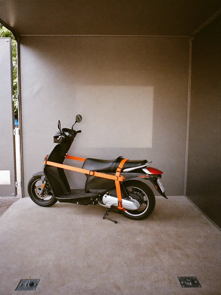 Un scooter sanglé dans un camion